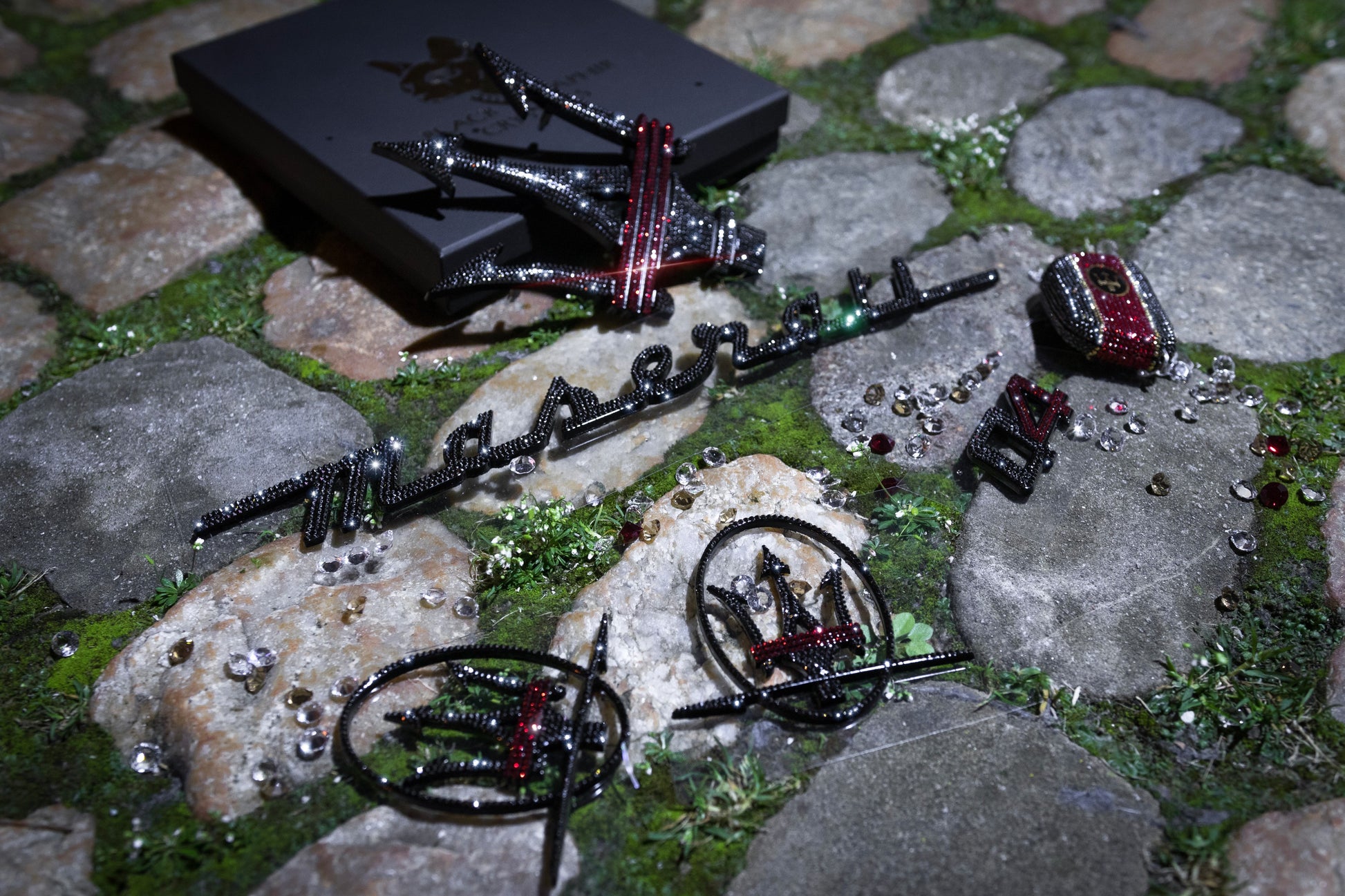 Original Maserati Logo Emblem Dreizack komplett Set mit Swarovski® oder Preciosa® Veredelt - Black Saphir Crystals